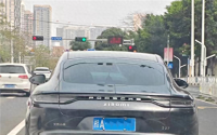 广西一保时捷“爆改”小米SU7：蓝色车牌和汽车Logo暴露身份