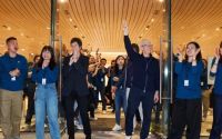 苹果上海静安寺新店盛大开业，CEO库克亲临现场助阵