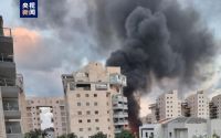 以色列遭火箭弹袭击致多人伤亡 以军迅速反击