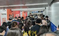 北京地铁5号线一列车故障 上班族出行受阻，热搜热议