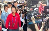 周鸿祎北京车展“最火车模” 爬车顶引爆话题