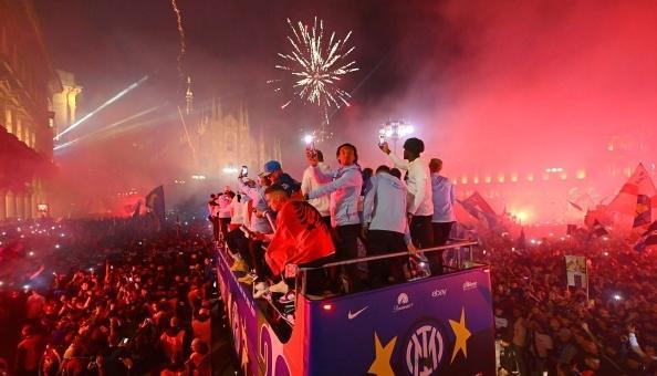 国米夺冠游行！5万人涌上街头，场面壮观 蓝黑狂欢夜，冠军之城米兰沸腾